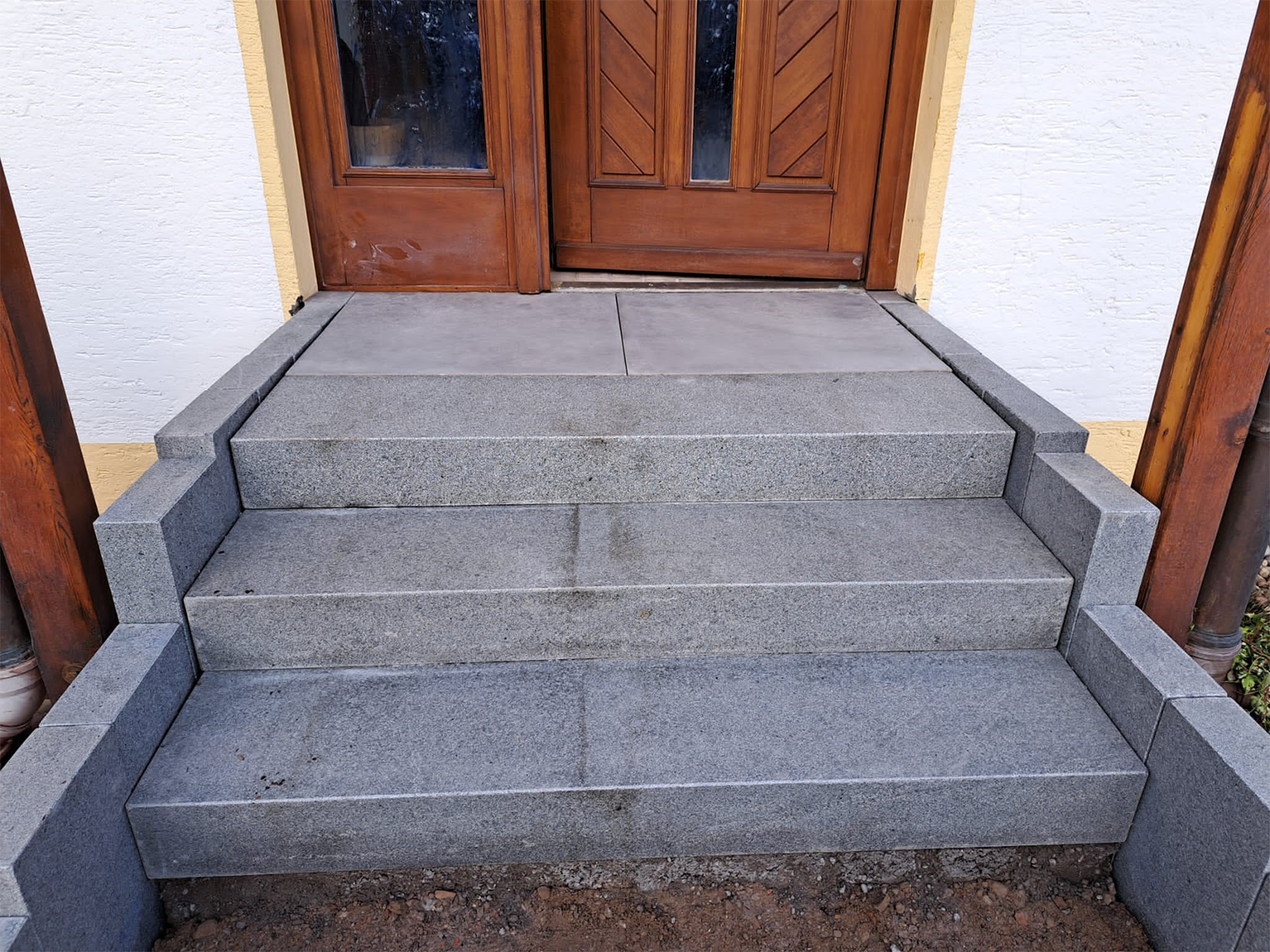 Granit Stufe und Granit Stele gesetzt.